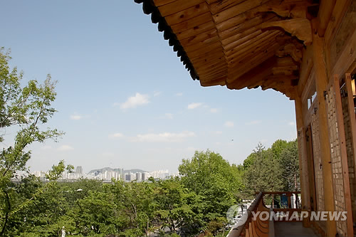 국회 한옥 `사랑재에서 본 한강