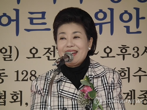 인사말 하는 박근령 총재