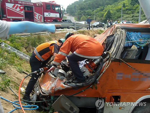 남해서 관광버스 추락..46명 사상
