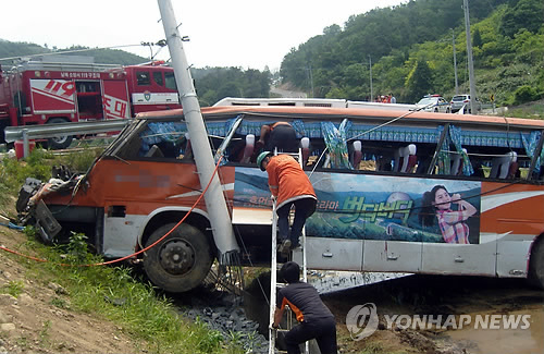 남해서 관광버스 추락..46명 사상