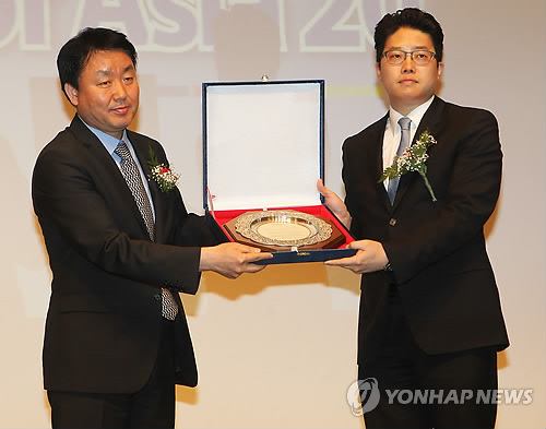 공로패 수상한 신상윤 삼화네트웍스 대표