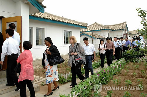 주북 외교 대표, 은흥협동농장 참관