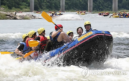 <카메라뉴스> 장애우들 경호강 물살가르며 래프팅