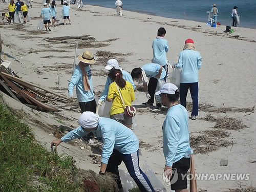 도쿄한국학교 학생들, 돗토리 해변에서 청소 활동