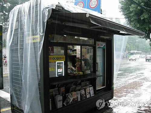 또 비 새는 서울 가판대…부실 논란