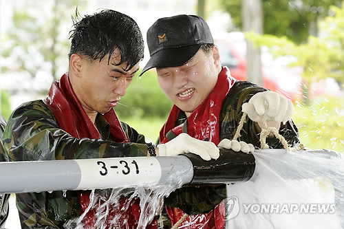 소화·방수 훈련 중인 해군 광개토대왕함 장병들