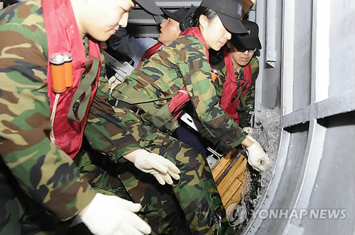 소화·방수 훈련 중인 해군 광개토대왕함 장병들