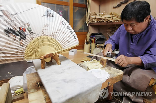 예술을 만드는 합죽선 장인의 손길