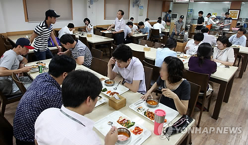 경찰서 구내식당 찾은 직장인들