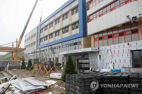 공사 중인 광교초등학교
