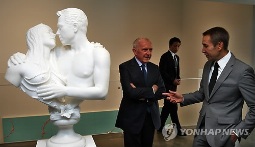 포즈 취하는 프랑소아 피노와 제프 쿤스