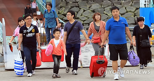 여객선 향하는 섬지역 귀성객들