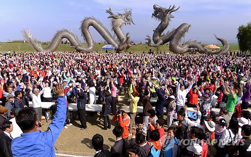 떡으로 김제지평선축제 글씨 만들기 성공