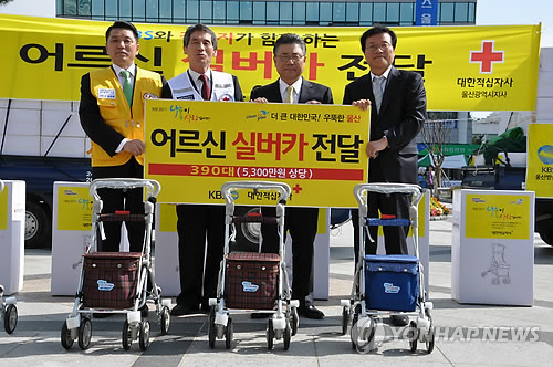 어르신의 튼튼한 발..실버카 전달