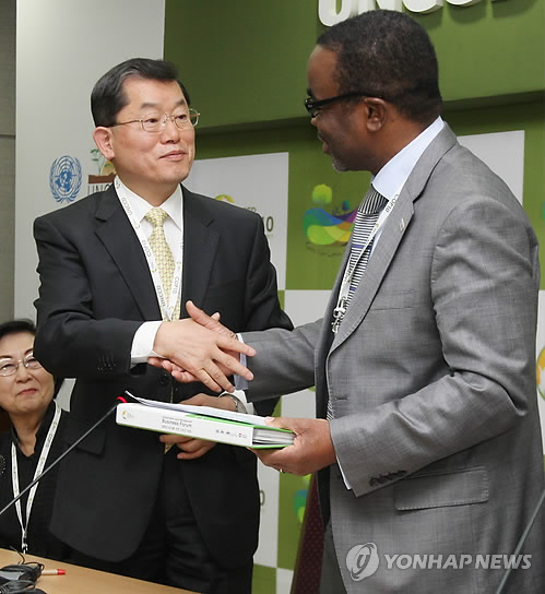 경남선언문 건네는 문국현 뉴패러다임정책연구소 대표