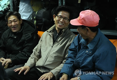 수원인력시장 찾은 김문수 경기지사 힘내세요