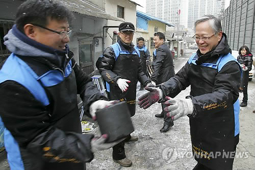 (주)삼호, 괭이부리말 주민에게 연탄전달.
