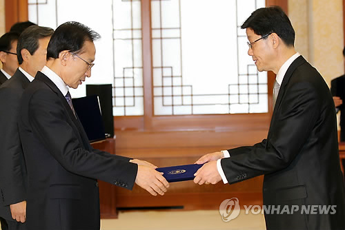 李대통령, 노연홍 고용복지수석 임명장 수여