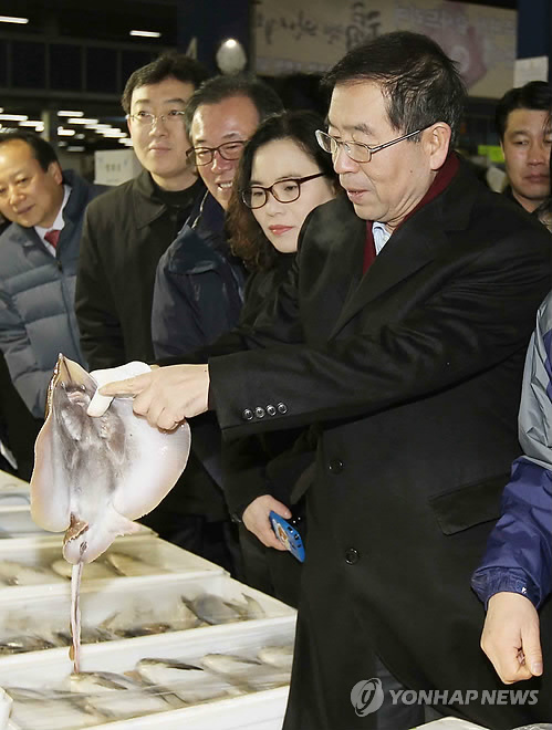 수산물 살펴보는 박원순 시장