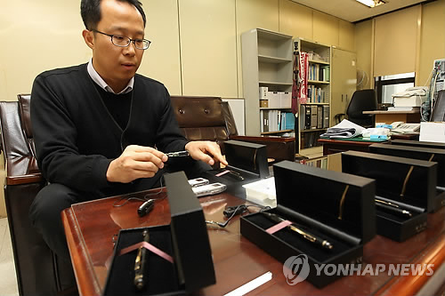 해커스그룹, 특수녹음기 사용해 토익 등 유출