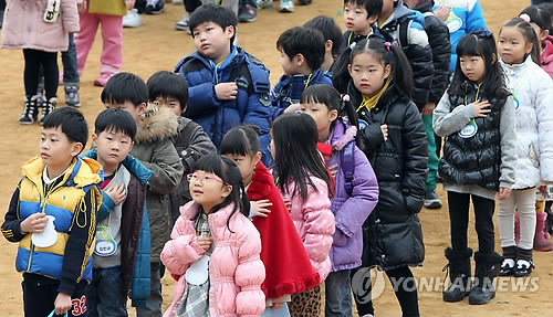 초등학교 신입생들의 경례