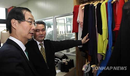 의류 살펴보는 한덕수 무역협회장