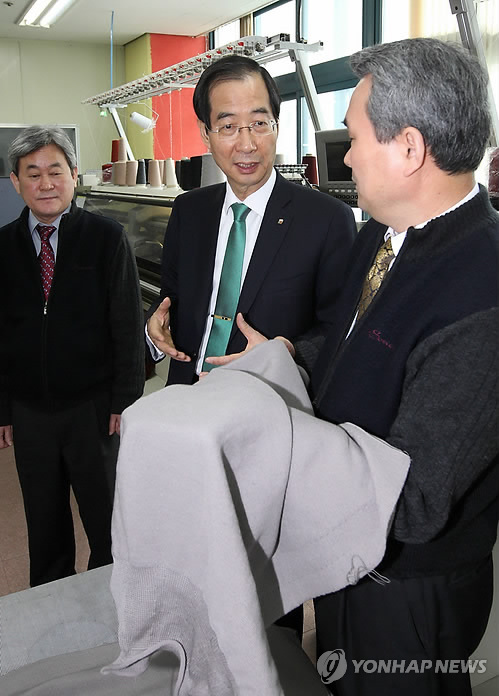 의류 살펴보는 한덕수 무역협회장