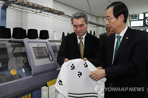 의류 살펴보는 한덕수 무역협회장