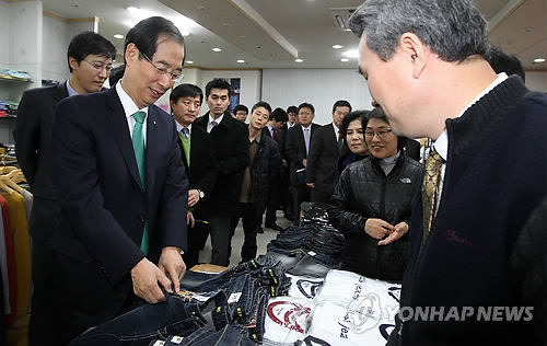 의류 살펴보는 한덕수 무역협회장