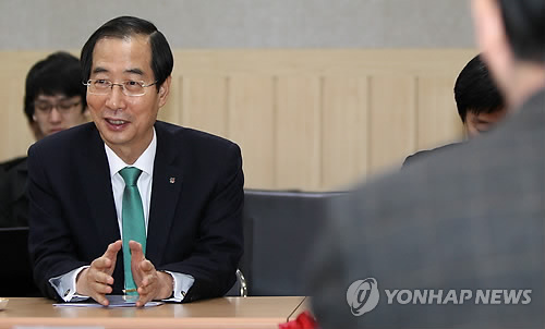 섬유업계 관계자와 간담회하는 한덕수 무역협회장