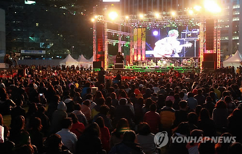 서울광장서 열린 개념찬 콘서트 바람