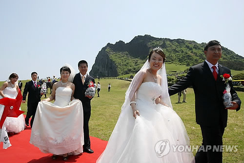 중국 신혼부부 성산일출봉서 낭만의 웨딩