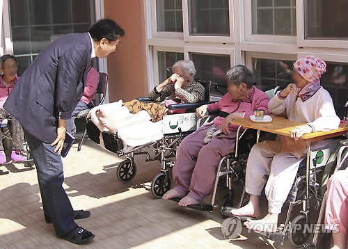 제주 요양원 방문한 이재오 의원