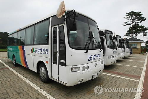 금강산 관광 중단 4년..멈춰선 관광버스