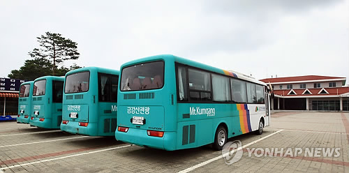 금강산 관광 중단 4년..멈춰선 관광버스