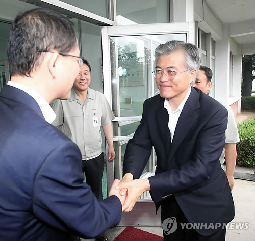 전주 공장 찾은 문재인 고문