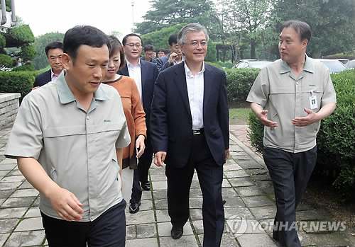전주 공장 찾은 문재인 고문