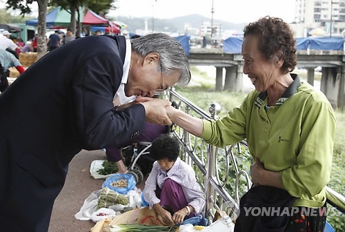 지난 대선 문재인의 악수 | 인스티즈