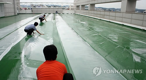 대전도시철도공사 건물 옥상에 냉방용 비닐팩