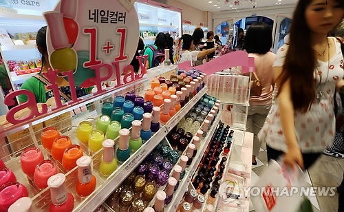 `립스틱 효과?…저렴한 화장품ㆍ의류 인기