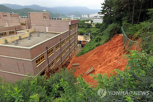 거제 고현초등학교 산사태