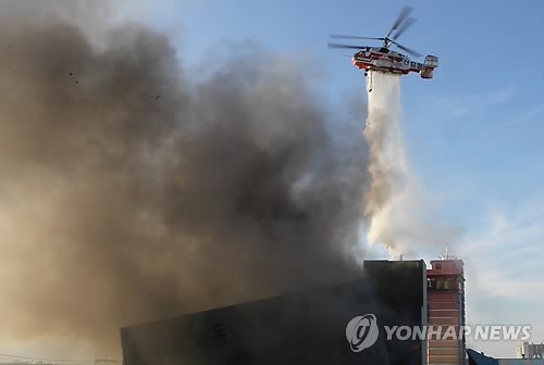 부산 사상구 신발공장 화재..소방헬기 동원