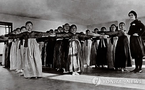 1910년대 체조를 배우는 이화학당 학생들