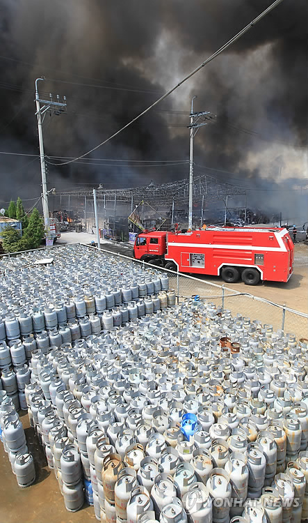 불난 공장 옆에 가스충전소
