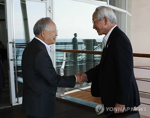 악수하는 한일상공회의소 회장