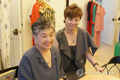 패션 디자이너 문광자씨와 딸 이에스더씨
