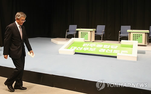 민주 방송토론회 취소, 스튜디오로 들어서는 문재인