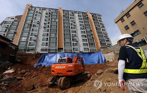 지반 붕괴한 오류동 공사현장서 지반 진단 작업