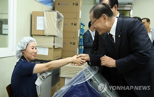 근로자 손잡는 황우여 대표