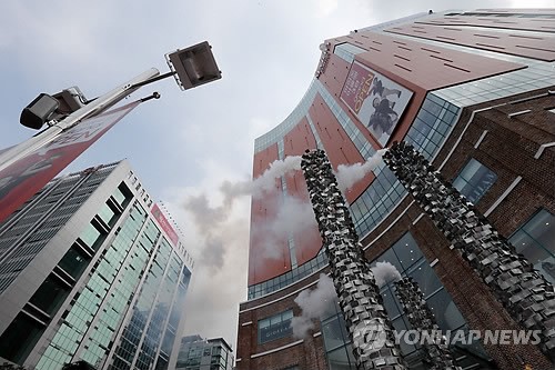 마리오아울렛 3관에 구로공단 상징 굴뚝 조형물